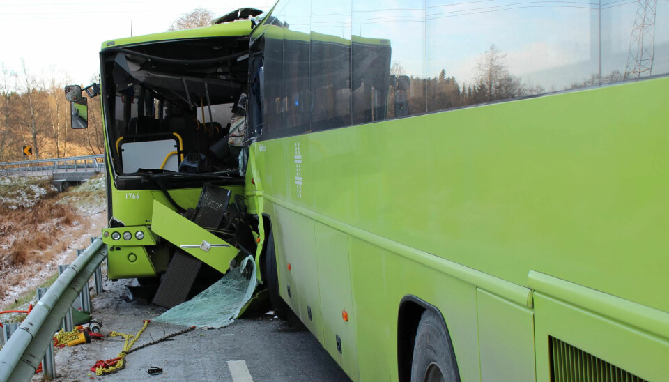 2017: Ulykke på Ullensaker. Bussene hadde ikke høyere fart enn 33-34 kilometer i timen, konkluderte havarikommisjonen til Statens Vegvesen halvannet år senere. En sjåfør omkom. En mistet benet. Ingenting skjedde. 2017: Ulykke på Ullensaker. Bussene hadde ikke høyere fart enn 33-34 kilometer i timen, konkluderte havarikommisjonen til Statens Vegvesen halvannet år senere. En sjåfør omkom. En mistet benet. Ingenting skjedde.