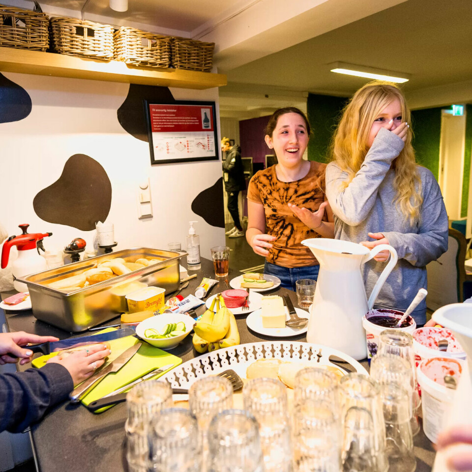 KVELDSMAT: Michelle Austad, Isabell Gonzales, Julie Jakobsson-Cassidy, Mathilda Kristiansen og Ellie Klungland smører mat midt i knisingen. KVELDSMAT: Michelle Austad, Isabell Gonzales, Julie Jakobsson-Cassidy, Mathilda Kristiansen og Ellie Klungland smører mat midt i knisingen.