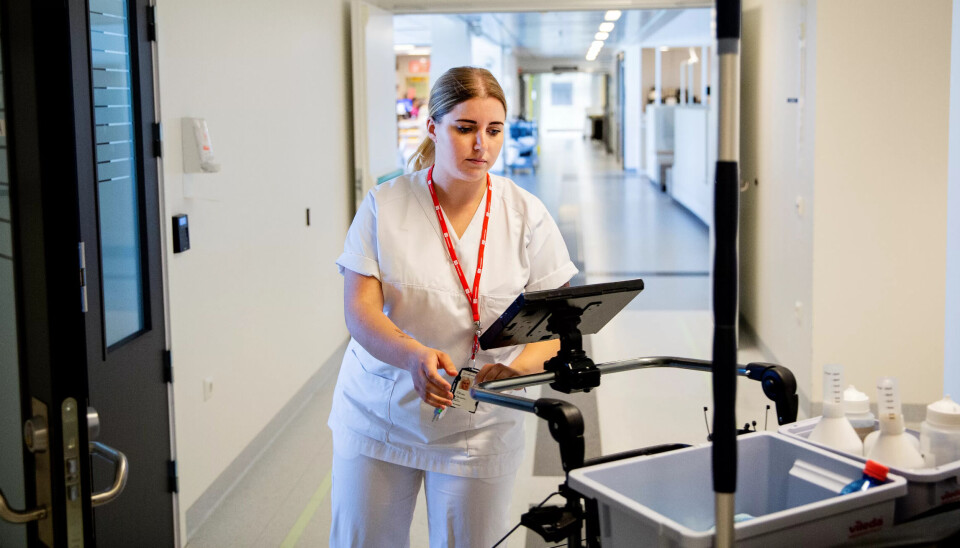 EN VIKTIG JOBB: Elise Mutch Strøm gjør en viktig jobb på sykehuset i Østfold. Lønna må opp for at flere unge skal velge yrket, mener hun. EN VIKTIG JOBB: Elise Mutch Strøm gjør en viktig jobb på sykehuset i Østfold. Lønna må opp for at flere unge skal velge yrket, mener hun.