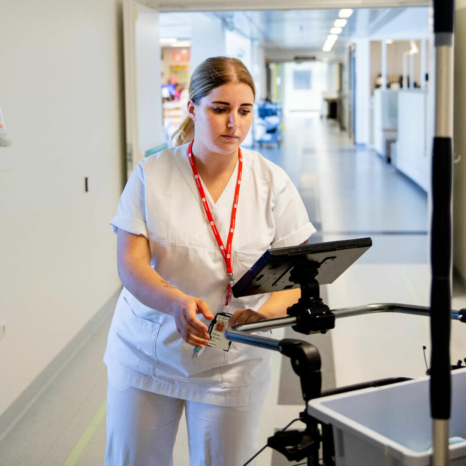 EN VIKTIG JOBB: Elise Mutch Strøm gjør en viktig jobb på sykehuset i Østfold. Lønna må opp for at flere unge skal velge yrket, mener hun. EN VIKTIG JOBB: Elise Mutch Strøm gjør en viktig jobb på sykehuset i Østfold. Lønna må opp for at flere unge skal velge yrket, mener hun.