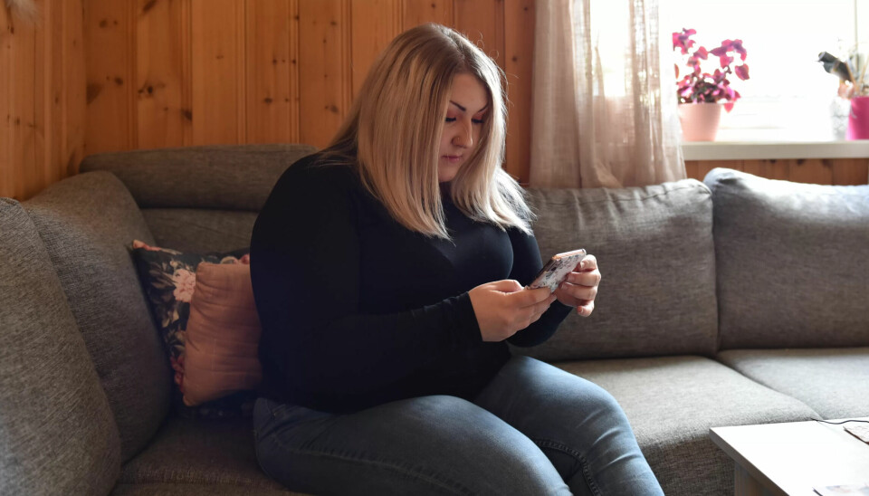 Anna Linnea Steen jakter etter ledige vakter på mobilen. Anna Linnea Steen jakter etter ledige vakter på mobilen.