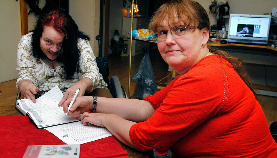 TRYGT FOR BEGGE PARTER: Britt Øyen (til høyre) jobber som personlig assistent for Linda Amundsen i Moss. Tariffavtale er en fordel for begge parter, er de enige om. TRYGT FOR BEGGE PARTER: Britt Øyen (til høyre) jobber som personlig assistent for Linda Amundsen i Moss. Tariffavtale er en fordel for begge parter, er de enige om.