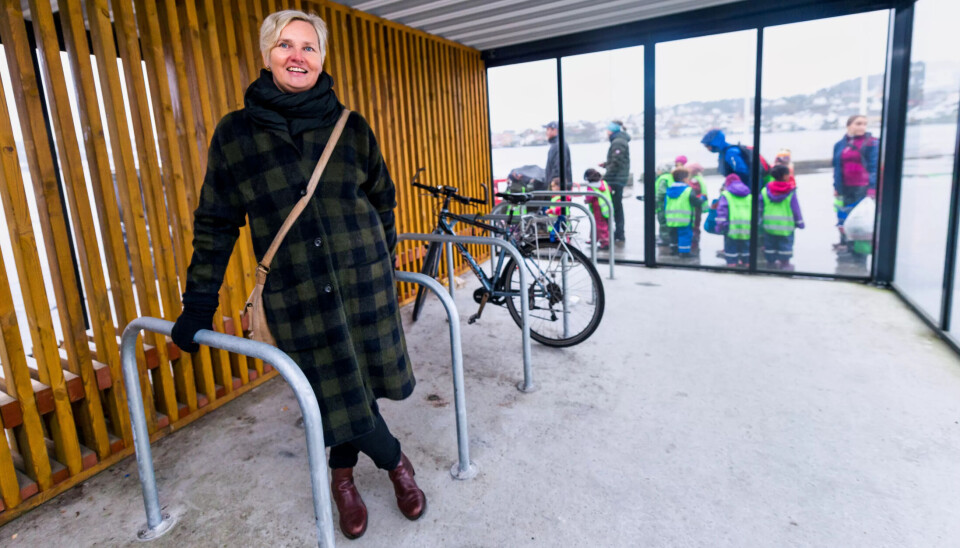 SYKKELHOTELL: For å få folk til å oppgi den varme bilen på vei til jobb, er det bygd to sykkelhotell for trygg parkering av syklene. Ragnhild Hammer bruker bankkort som inngangsbillett til hotellet. SYKKELHOTELL: For å få folk til å oppgi den varme bilen på vei til jobb, er det bygd to sykkelhotell for trygg parkering av syklene. Ragnhild Hammer bruker bankkort som inngangsbillett til hotellet.