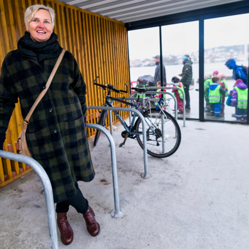SYKKELHOTELL: For å få folk til å oppgi den varme bilen på vei til jobb, er det bygd to sykkelhotell for trygg parkering av syklene. Ragnhild Hammer bruker bankkort som inngangsbillett til hotellet. SYKKELHOTELL: For å få folk til å oppgi den varme bilen på vei til jobb, er det bygd to sykkelhotell for trygg parkering av syklene. Ragnhild Hammer bruker bankkort som inngangsbillett til hotellet.