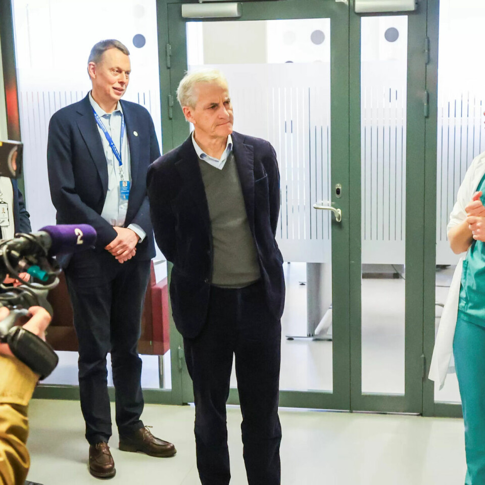 TRONDHEIM: Statsminister Jonas Gahr Støre besøkte St. Olavs hospital mandag for å snakke om helsekøer. Her i samtale med klinikksjef Tina Strømdal Wik. TRONDHEIM: Statsminister Jonas Gahr Støre besøkte St. Olavs hospital mandag for å snakke om helsekøer. Her i samtale med klinikksjef Tina Strømdal Wik.