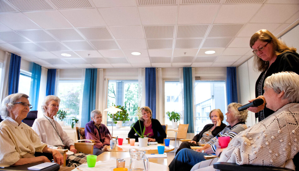 Filosofiske damer: Fra venstre Tove Falch, Eleanor Meltzer, Astrid Gran, Erna Larsen, Eva Røine, Gerd Rekaa og Janne Vang. Liv J. Goksør står bak med mikrofonen. Filosofiske damer: Fra venstre Tove Falch, Eleanor Meltzer, Astrid Gran, Erna Larsen, Eva Røine, Gerd Rekaa og Janne Vang. Liv J. Goksør står bak med mikrofonen.