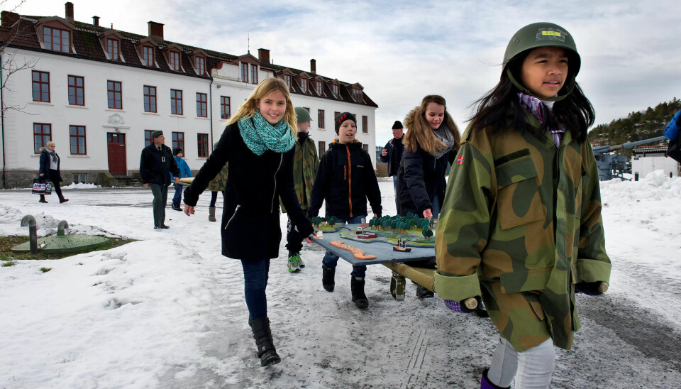 MODELL AV ÅSTEDET: Sjetteklassingene fra Heer skole har brukt kunst- og håndverkstimene til å bygge en modell av Oscarsborg. Nå har de tatt modellen med over fjorden til festningen der krigshandlingene startet 9. april 1940. MODELL AV ÅSTEDET: Sjetteklassingene fra Heer skole har brukt kunst- og håndverkstimene til å bygge en modell av Oscarsborg. Nå har de tatt modellen med over fjorden til festningen der krigshandlingene startet 9. april 1940.