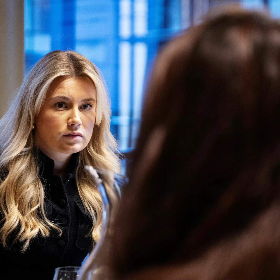 VANSKELIG: – Sjansen for å vinne fram med dagens lovtekst er svært liten. I lovens forarbeid er det uttrykkelig tatt stilling til at det kreves dom, sier advokat Dorthe Brubak Borgen. Her med Camilla på advokatkontorets møterom. VANSKELIG: – Sjansen for å vinne fram med dagens lovtekst er svært liten. I lovens forarbeid er det uttrykkelig tatt stilling til at det kreves dom, sier advokat Dorthe Brubak Borgen. Her med Camilla på advokatkontorets møterom.