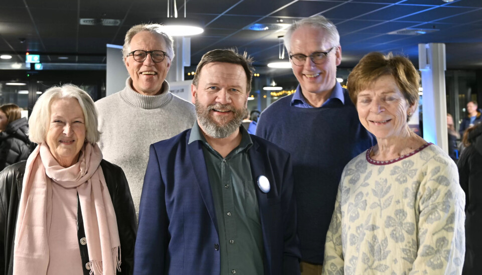ROTARY: Rektor Per Erik Skjelbred ved Bleiker videregående skole (i midten foran) sammen med medlemmer av Asker Rotary: Tone Skodvin (foran tv), Lisbet Dahl (foran th), Ottar Løvik (bak tv) og Gunnar Syverud (bak th). ROTARY: Rektor Per Erik Skjelbred ved Bleiker videregående skole (i midten foran) sammen med medlemmer av Asker Rotary: Tone Skodvin (foran tv), Lisbet Dahl (foran th), Ottar Løvik (bak tv) og Gunnar Syverud (bak th).