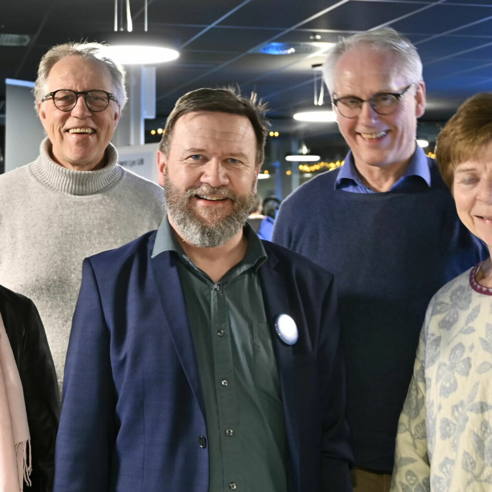 ROTARY: Rektor Per Erik Skjelbred ved Bleiker videregående skole (i midten foran) sammen med medlemmer av Asker Rotary: Tone Skodvin (foran tv), Lisbet Dahl (foran th), Ottar Løvik (bak tv) og Gunnar Syverud (bak th). ROTARY: Rektor Per Erik Skjelbred ved Bleiker videregående skole (i midten foran) sammen med medlemmer av Asker Rotary: Tone Skodvin (foran tv), Lisbet Dahl (foran th), Ottar Løvik (bak tv) og Gunnar Syverud (bak th).