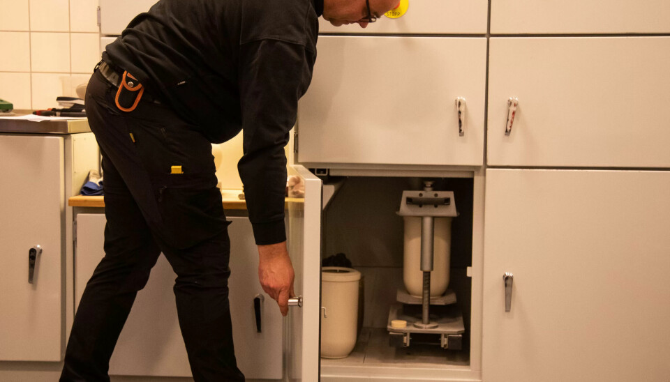 NED I URNEN: En urne settes inn for å ta i mot asken etter kverning. NED I URNEN: En urne settes inn for å ta i mot asken etter kverning.