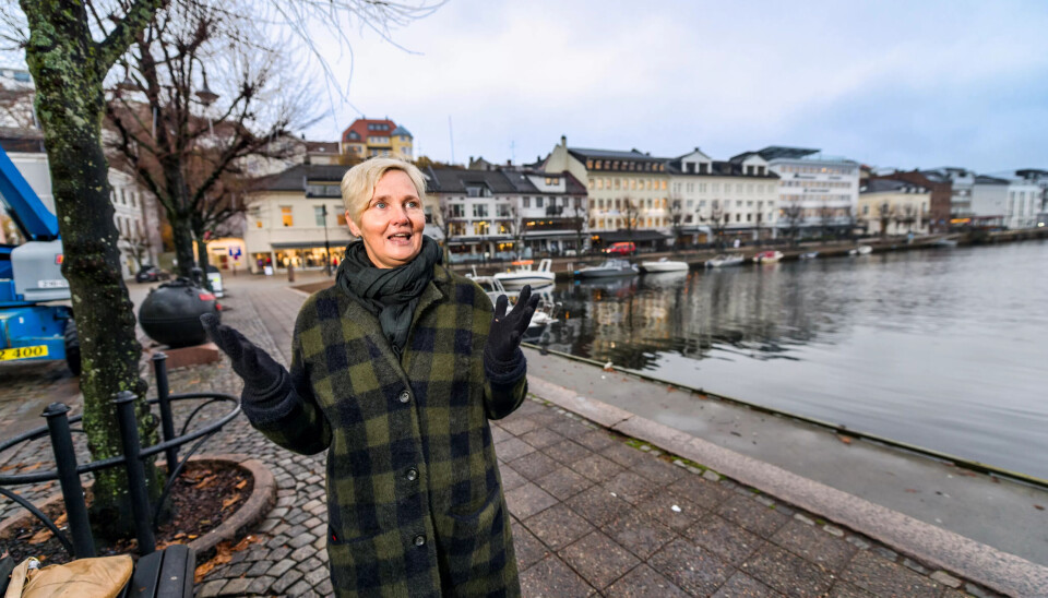 EUGIAS-ARBEID: For å åpne opp mer og gjøre det indre havnebassenget Pollen inne i Arendal sentrum mer attraktivt, ryddet kommunen sjøbunnen. Bare kort tid etter var handlevogner, bildekk og sykler hevet uti igjen, til klima- og miljørådgiver Ragnhild Hammers fortvilelse.. EUGIAS-ARBEID: For å åpne opp mer og gjøre det indre havnebassenget Pollen inne i Arendal sentrum mer attraktivt, ryddet kommunen sjøbunnen. Bare kort tid etter var handlevogner, bildekk og sykler hevet uti igjen, til klima- og miljørådgiver Ragnhild Hammers fortvilelse..