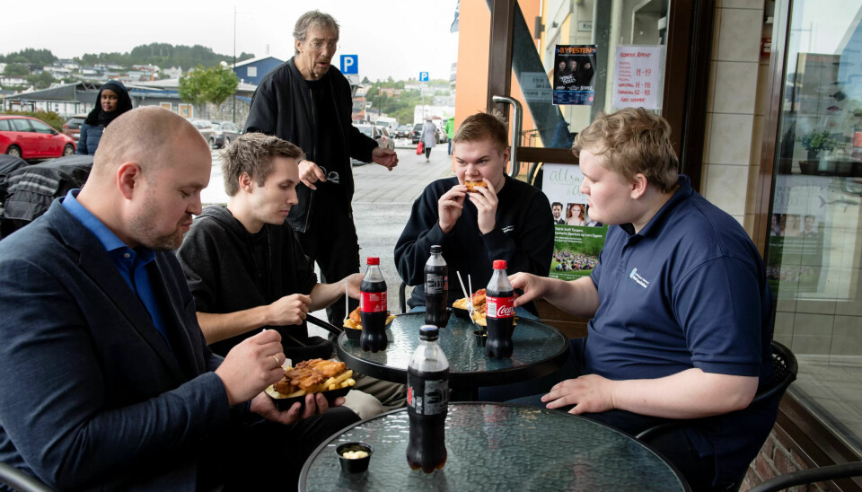 PAUSE: IT-sjef Arild Ovesen (t.v.) har fått med seg Alexander Kvitnes, Snorre Hatlen og Kristian Artvaag til Fishanbua. Bak står stedets eier Harald Sæther. PAUSE: IT-sjef Arild Ovesen (t.v.) har fått med seg Alexander Kvitnes, Snorre Hatlen og Kristian Artvaag til Fishanbua. Bak står stedets eier Harald Sæther.