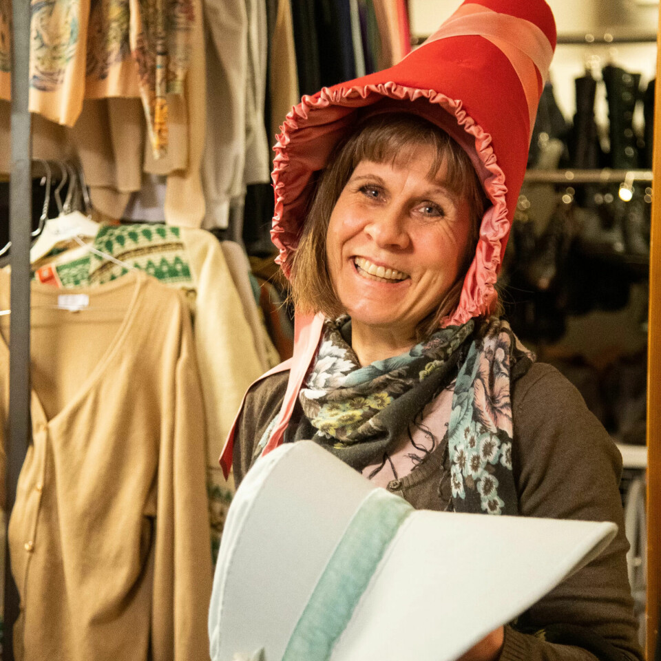 DAMEHATTER: En modist er spesialist på damehatter. På Trøndelag Teater er det Lintho som lager alle nye hatter. DAMEHATTER: En modist er spesialist på damehatter. På Trøndelag Teater er det Lintho som lager alle nye hatter.