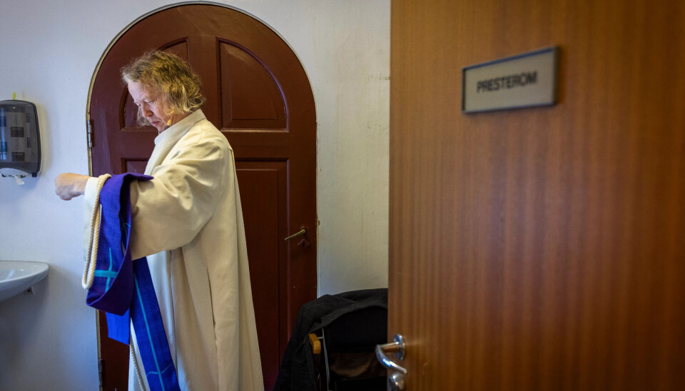 PÅ VEGNE AV VENNER: Sindre Stabell Kulø forteller at også Kristiansund har begynt å få noen begravelser uten folk, slik som Kristoffer Schou skrev om i boken fra 2009. – Det er ikke bare et hovedstadsfenomen lenger. PÅ VEGNE AV VENNER: Sindre Stabell Kulø forteller at også Kristiansund har begynt å få noen begravelser uten folk, slik som Kristoffer Schou skrev om i boken fra 2009. – Det er ikke bare et hovedstadsfenomen lenger.
