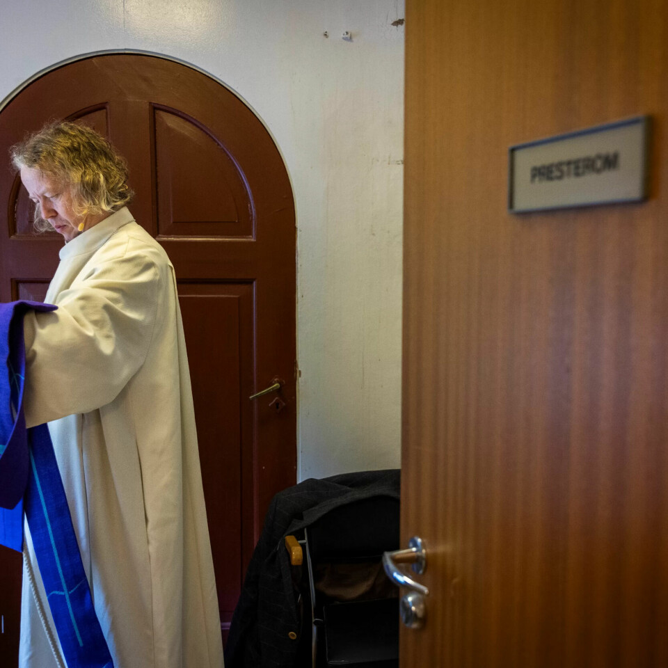PÅ VEGNE AV VENNER: Sindre Stabell Kulø forteller at også Kristiansund har begynt å få noen begravelser uten folk, slik som Kristoffer Schou skrev om i boken fra 2009. – Det er ikke bare et hovedstadsfenomen lenger. PÅ VEGNE AV VENNER: Sindre Stabell Kulø forteller at også Kristiansund har begynt å få noen begravelser uten folk, slik som Kristoffer Schou skrev om i boken fra 2009. – Det er ikke bare et hovedstadsfenomen lenger.