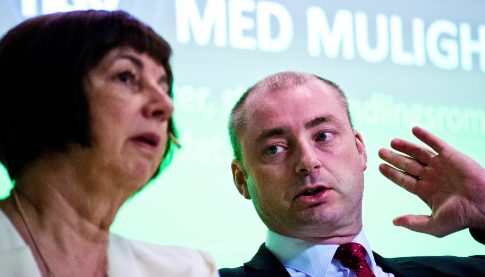 SAVNER ARBEID: A-en i NAV er underprioritert. Bare 3 prosent av brukernes kontakt med Nav involverer arbeidsgivere, kunne utvalgsleder Sigrun Vågeng fortelle areids- og sosialminister Robert Eriksson (Frp). SAVNER ARBEID: A-en i NAV er underprioritert. Bare 3 prosent av brukernes kontakt med Nav involverer arbeidsgivere, kunne utvalgsleder Sigrun Vågeng fortelle areids- og sosialminister Robert Eriksson (Frp).