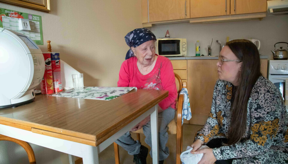 Anne Fagernes, som her er sammen med fagleder Laila Thrane Asp, synes det er moro å greie maskinen sjøl. Anne Fagernes, som her er sammen med fagleder Laila Thrane Asp, synes det er moro å greie maskinen sjøl.