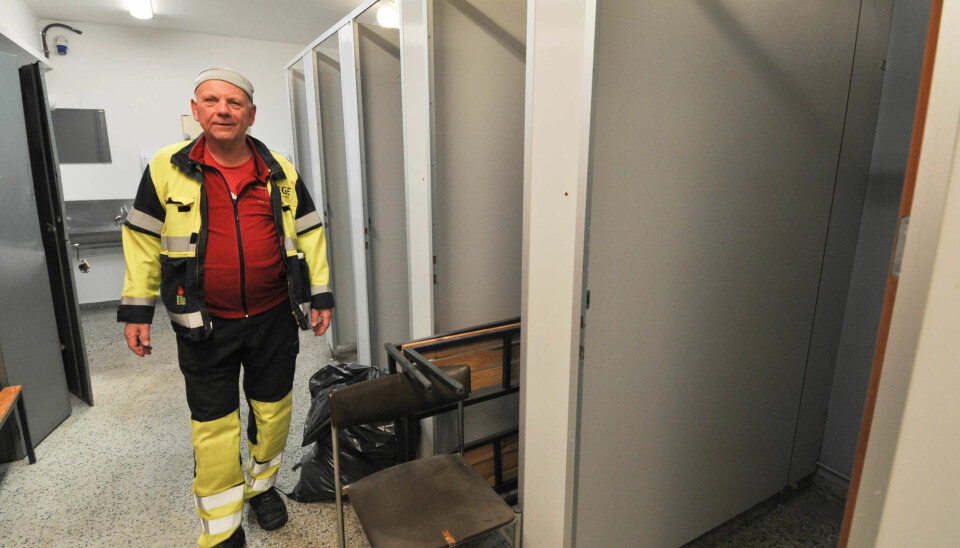 FOR DÅRLIG: Hovedtillitsvalgt Egil Ravn mener det er nok nå med midlertidige løsninger. - folk som jobber med smittefarlige stoffer skal ha forskriftsmessige garderober, mene rhan. FOR DÅRLIG: Hovedtillitsvalgt Egil Ravn mener det er nok nå med midlertidige løsninger. - folk som jobber med smittefarlige stoffer skal ha forskriftsmessige garderober, mene rhan.