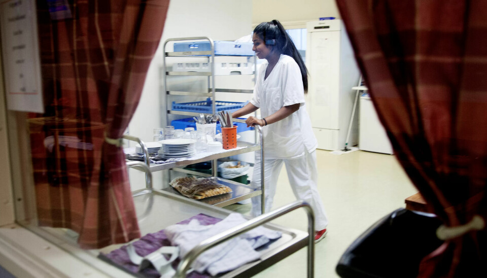 LITE: Helsefagarbeidere og hjelpepleiere får lite personlig igjen for fagskoleutdanningen, ifølge rapporten. (Illustrasjonsfoto) LITE: Helsefagarbeidere og hjelpepleiere får lite personlig igjen for fagskoleutdanningen, ifølge rapporten. (Illustrasjonsfoto)