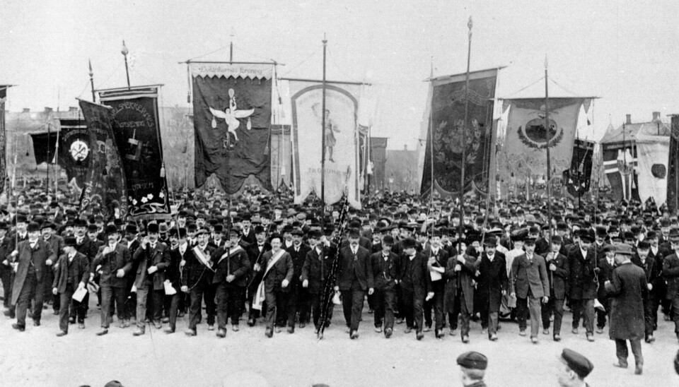 Den store mønstringsdagen er 1. mai. Fanene var tidligere mye større enn det som er vanlig i dag, noe vi tydelig kan se på bildet fra 1. mai-demonstrasjon på Ilevolden i Trondheim 1910. Den store mønstringsdagen er 1. mai. Fanene var tidligere mye større enn det som er vanlig i dag, noe vi tydelig kan se på bildet fra 1. mai-demonstrasjon på Ilevolden i Trondheim 1910.