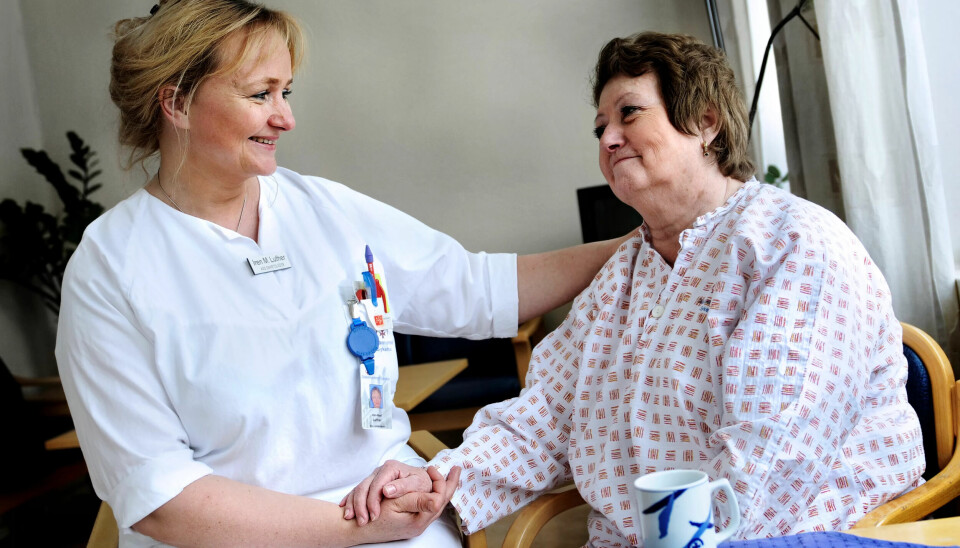 GRATULERER: Iren Luther (t.v) er selv sykepleier, og vet hva god omsorg er. GRATULERER: Iren Luther (t.v) er selv sykepleier, og vet hva god omsorg er.
