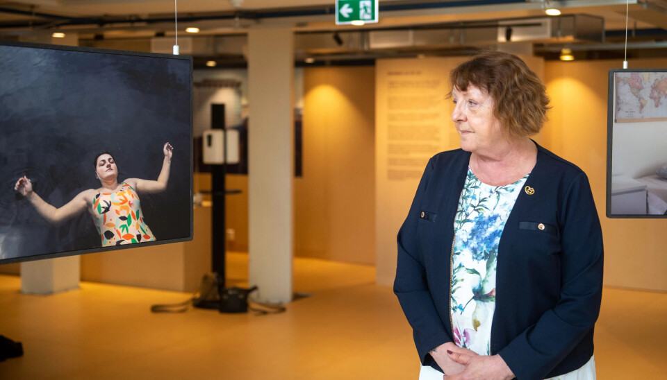 VIL IKKE GLEMME: – Man sender ungdommer ned med hvite busser til Auschwitz i Polen. Men man behøver ikke å dra helt dit, vi har det her hjemme også, sier Lisbeth Røyneland i Støttegruppa for 22. juli. VIL IKKE GLEMME: – Man sender ungdommer ned med hvite busser til Auschwitz i Polen. Men man behøver ikke å dra helt dit, vi har det her hjemme også, sier Lisbeth Røyneland i Støttegruppa for 22. juli.