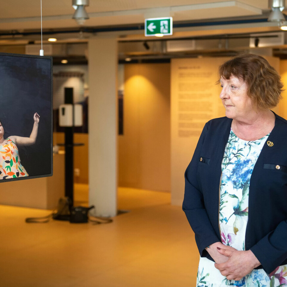 VIL IKKE GLEMME: – Man sender ungdommer ned med hvite busser til Auschwitz i Polen. Men man behøver ikke å dra helt dit, vi har det her hjemme også, sier Lisbeth Røyneland i Støttegruppa for 22. juli. VIL IKKE GLEMME: – Man sender ungdommer ned med hvite busser til Auschwitz i Polen. Men man behøver ikke å dra helt dit, vi har det her hjemme også, sier Lisbeth Røyneland i Støttegruppa for 22. juli.