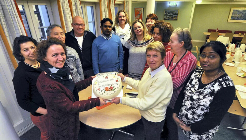 HEDRET PÅ KURS: Det ble kake på renholdere og ledere på Insta 800-kurs i Oslo i går. F.v.: Nina Refstad, Jasmina Jeutic, Dam, Johnny Nordby, Siva, Marianne Voldnes, Gabriella Bascom, May Britt Birkelund, S. Thiasen, Jorunn Roskeland og foreleserne Gøril B. Mehmeti og Eva Slemmen bak. HEDRET PÅ KURS: Det ble kake på renholdere og ledere på Insta 800-kurs i Oslo i går. F.v.: Nina Refstad, Jasmina Jeutic, Dam, Johnny Nordby, Siva, Marianne Voldnes, Gabriella Bascom, May Britt Birkelund, S. Thiasen, Jorunn Roskeland og foreleserne Gøril B. Mehmeti og Eva Slemmen bak.