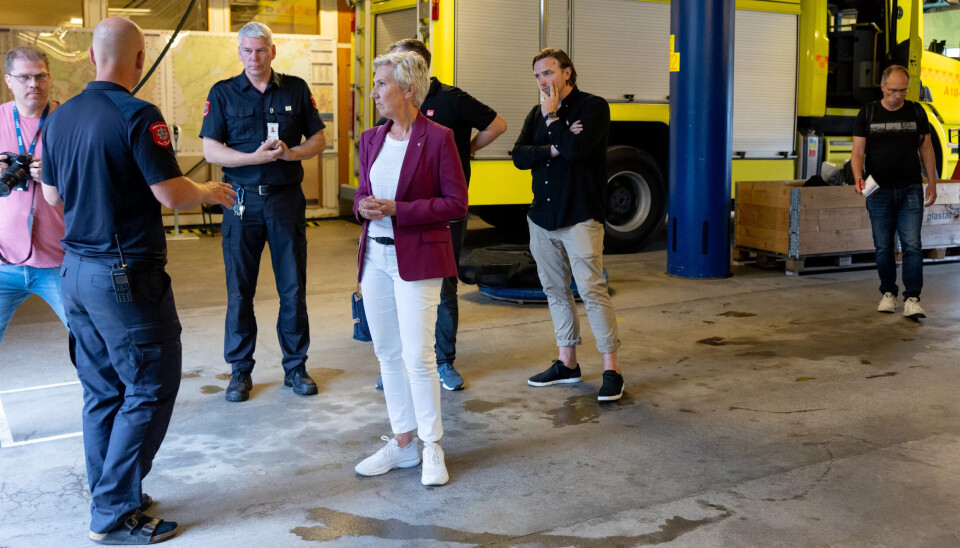 LUKTEN AV BRANN: Vognhallen har ikke avtrekk. Pallekassene i midten brukes til forurenset utrykningstøy. Gulvet er slitt og umulig å holde rent og tørt. LUKTEN AV BRANN: Vognhallen har ikke avtrekk. Pallekassene i midten brukes til forurenset utrykningstøy. Gulvet er slitt og umulig å holde rent og tørt.