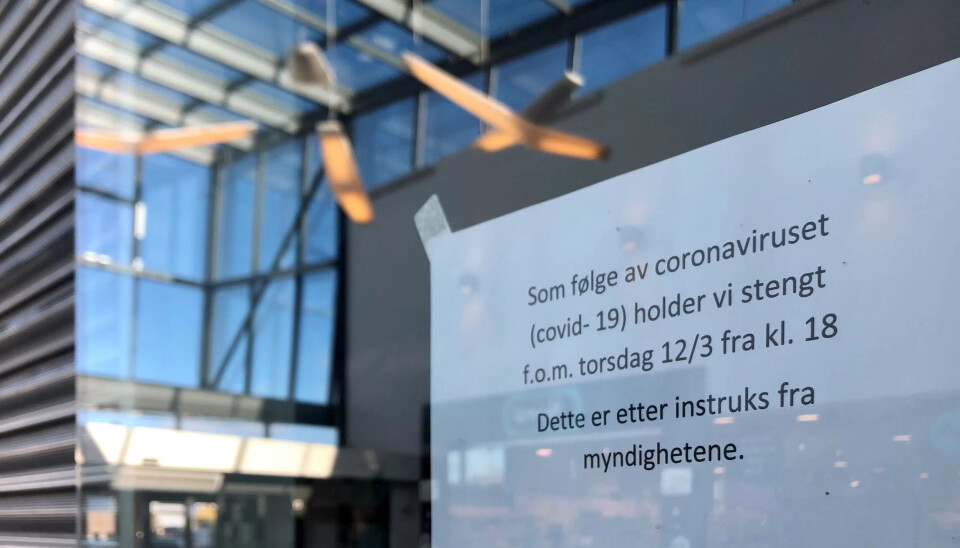 DRASTISK: Plakater forteller kundene nøkternt om tiltaket, som er det mest inngripende i samfunnet siden krigens dager. DRASTISK: Plakater forteller kundene nøkternt om tiltaket, som er det mest inngripende i samfunnet siden krigens dager.