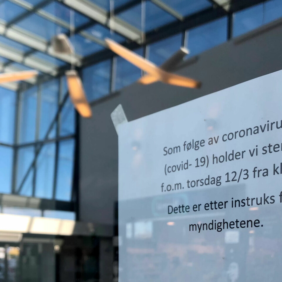 DRASTISK: Plakater forteller kundene nøkternt om tiltaket, som er det mest inngripende i samfunnet siden krigens dager. DRASTISK: Plakater forteller kundene nøkternt om tiltaket, som er det mest inngripende i samfunnet siden krigens dager.