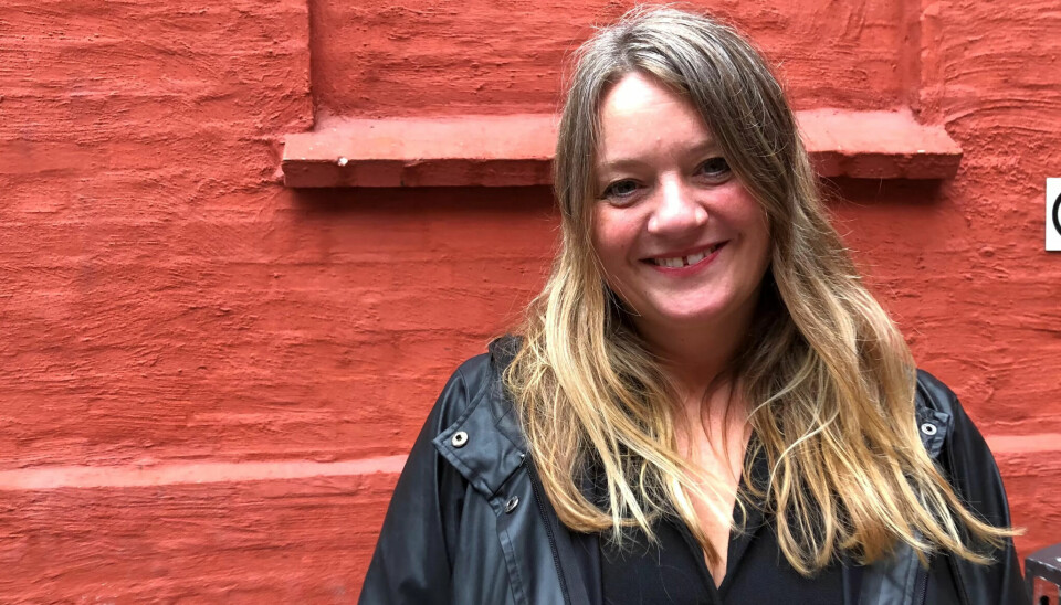 FORFATTER: – En seier for poesien, sier Kjersti Bjørkmo som har gjort suksess med sin diktsamling der kommuneslagord er blitt poesi. FORFATTER: – En seier for poesien, sier Kjersti Bjørkmo som har gjort suksess med sin diktsamling der kommuneslagord er blitt poesi.