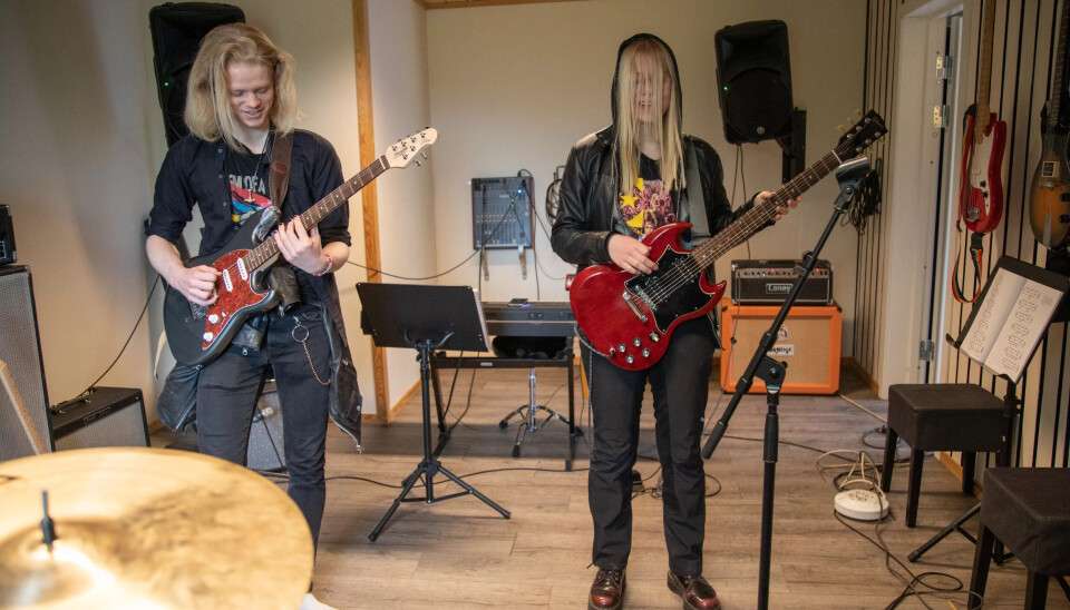 GITARISTER: For Åmund Velle og Ida Krok Nielsen betyr Fyrhuset musikkverksted mye. Her øver de med sine band Ståpels og Sceneskrekk og får gitartimer. – Det er et fint miljø med snille lærere, sier de to. GITARISTER: For Åmund Velle og Ida Krok Nielsen betyr Fyrhuset musikkverksted mye. Her øver de med sine band Ståpels og Sceneskrekk og får gitartimer. – Det er et fint miljø med snille lærere, sier de to.