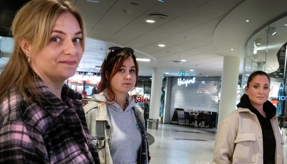 UTESTENGT: De hadde håpet å kunne gå på jobb og få enighet om tariffavtalen med ledelsen, frisørene Karoline Skaflestad, Anja Bagås og Merete Solheim. I steden er det bostyrer som jobber bak stålgardinen. UTESTENGT: De hadde håpet å kunne gå på jobb og få enighet om tariffavtalen med ledelsen, frisørene Karoline Skaflestad, Anja Bagås og Merete Solheim. I steden er det bostyrer som jobber bak stålgardinen.