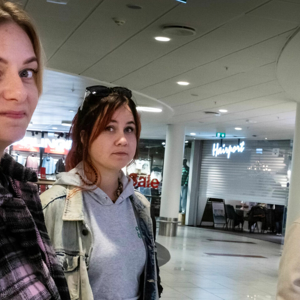UTESTENGT: De hadde håpet å kunne gå på jobb og få enighet om tariffavtalen med ledelsen, frisørene Karoline Skaflestad, Anja Bagås og Merete Solheim. I steden er det bostyrer som jobber bak stålgardinen. UTESTENGT: De hadde håpet å kunne gå på jobb og få enighet om tariffavtalen med ledelsen, frisørene Karoline Skaflestad, Anja Bagås og Merete Solheim. I steden er det bostyrer som jobber bak stålgardinen.