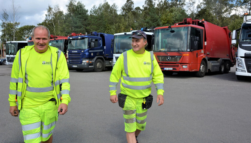 Stig (t.h.) og Geir har det mye bedre på jobb nå som søppelhentingen er under kommunal regi. Stig (t.h.) og Geir har det mye bedre på jobb nå som søppelhentingen er under kommunal regi.