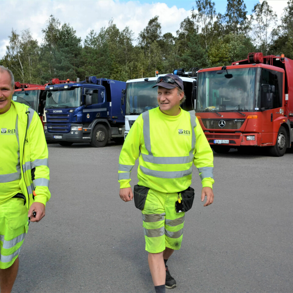 Stig (t.h.) og Geir har det mye bedre på jobb nå som søppelhentingen er under kommunal regi. Stig (t.h.) og Geir har det mye bedre på jobb nå som søppelhentingen er under kommunal regi.