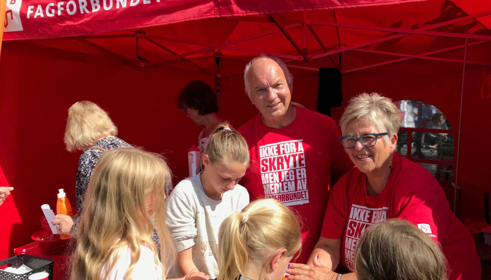 JOBBER FOR NY REGJERING: John Egeli og Edle Gulløy Larsen har travle dager på Fagforbundets stand under Arendalsuka. JOBBER FOR NY REGJERING: John Egeli og Edle Gulløy Larsen har travle dager på Fagforbundets stand under Arendalsuka.