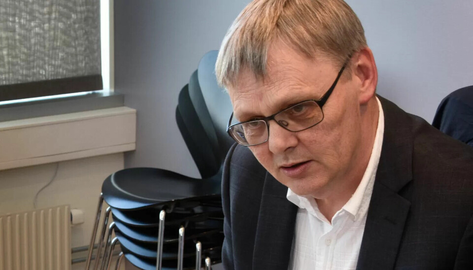 Odd-Haldgeir Larsen har blitt flink til å sove fem minutter sittende i stolen. Mer trenger han ikke. – Det er heldigvis lite døgning, men det er en del venting underveis. Odd-Haldgeir Larsen har blitt flink til å sove fem minutter sittende i stolen. Mer trenger han ikke. – Det er heldigvis lite døgning, men det er en del venting underveis.