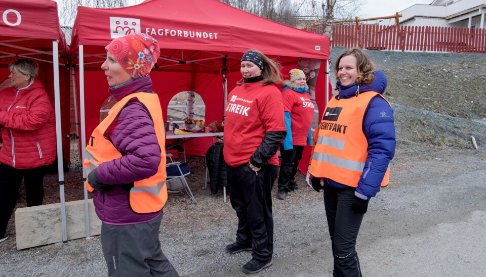 OPPSAGT: Camilla Anshus, t.h., er en av de tre medlemmene som har mottatt oppsigelse etter streiken i Elvebakken barnehage. OPPSAGT: Camilla Anshus, t.h., er en av de tre medlemmene som har mottatt oppsigelse etter streiken i Elvebakken barnehage.