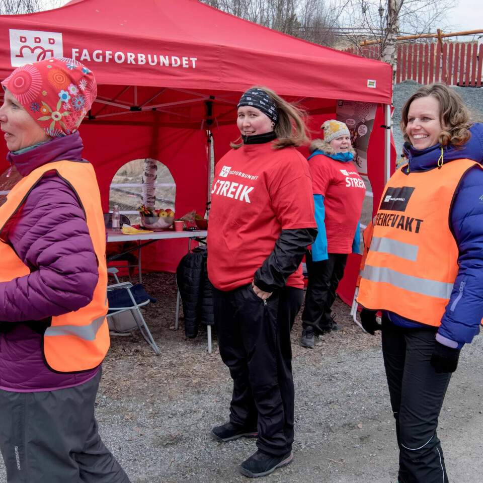 OPPSAGT: Camilla Anshus, t.h., er en av de tre medlemmene som har mottatt oppsigelse etter streiken i Elvebakken barnehage. OPPSAGT: Camilla Anshus, t.h., er en av de tre medlemmene som har mottatt oppsigelse etter streiken i Elvebakken barnehage.