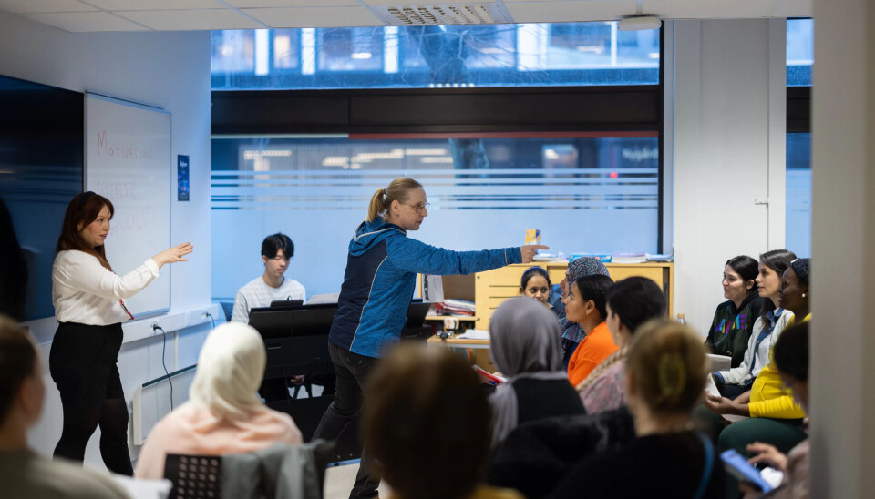 MUSIKK: Norsklærer Linn Skulberg de Souza får hjelp til det musikalske med Kristian Skår ved pianoet og Oleksandra Murashko som dirigent. MUSIKK: Norsklærer Linn Skulberg de Souza får hjelp til det musikalske med Kristian Skår ved pianoet og Oleksandra Murashko som dirigent.