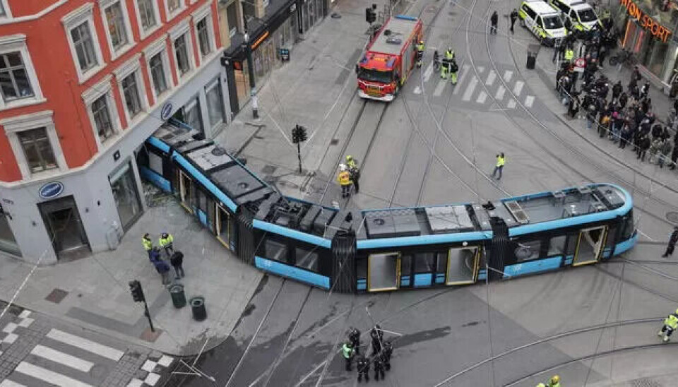 KRÆSJ: En trikk har kjørt inn i Eplehuset i Oslo sentrum. KRÆSJ: En trikk har kjørt inn i Eplehuset i Oslo sentrum.