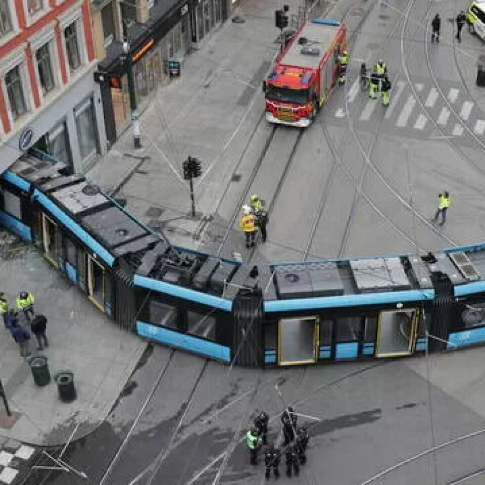 KRÆSJ: En trikk har kjørt inn i Eplehuset i Oslo sentrum. KRÆSJ: En trikk har kjørt inn i Eplehuset i Oslo sentrum.