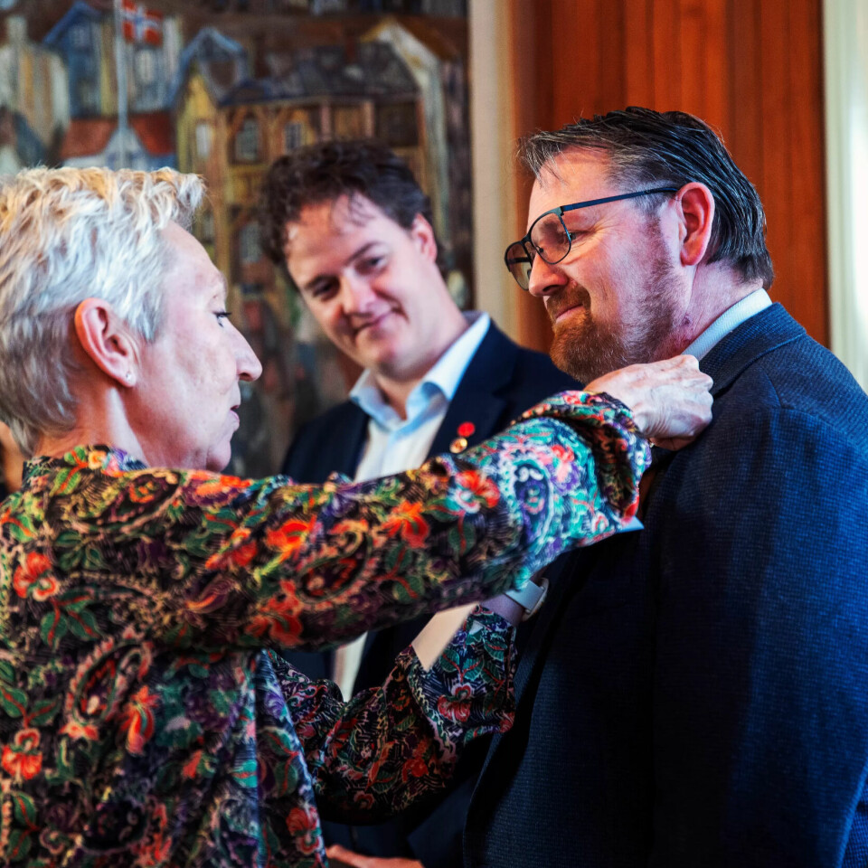 Her får Per Morten Gjemble (NJF) nåla festet av LO-leder Peggy Hessen Følsvik. Ved siden av ham står Mats Gangnes (NFF), som ble tildelt nåla like før. Her får Per Morten Gjemble (NJF) nåla festet av LO-leder Peggy Hessen Følsvik. Ved siden av ham står Mats Gangnes (NFF), som ble tildelt nåla like før.