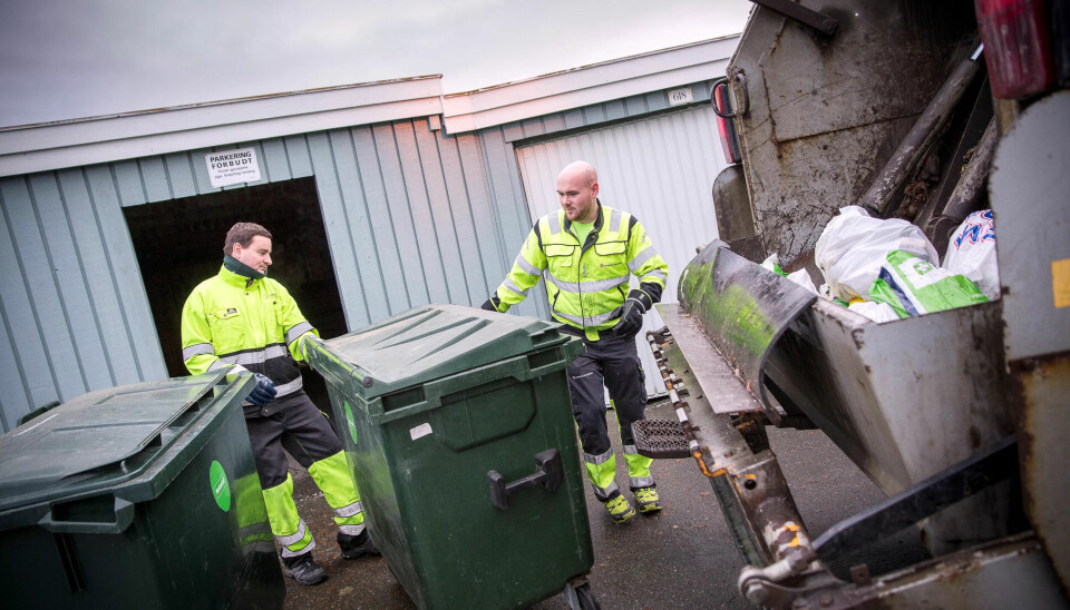 KOMMUNALT: Renovatørene Jan Ivar Brekstad og Petr Kubalek tømmer restavfall I Trondheim. De er ansatt i et kommunalt selskap som gjør jobben for hele byen. Innbyggerne betaler mindre enn det halve for å få ekspedert avfallet sitt, enn Oslo-folk. KOMMUNALT: Renovatørene Jan Ivar Brekstad og Petr Kubalek tømmer restavfall I Trondheim. De er ansatt i et kommunalt selskap som gjør jobben for hele byen. Innbyggerne betaler mindre enn det halve for å få ekspedert avfallet sitt, enn Oslo-folk.