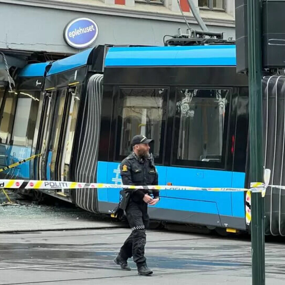 Trikk kjørte inn i butikk i Oslo sentrum – store skader og kaos