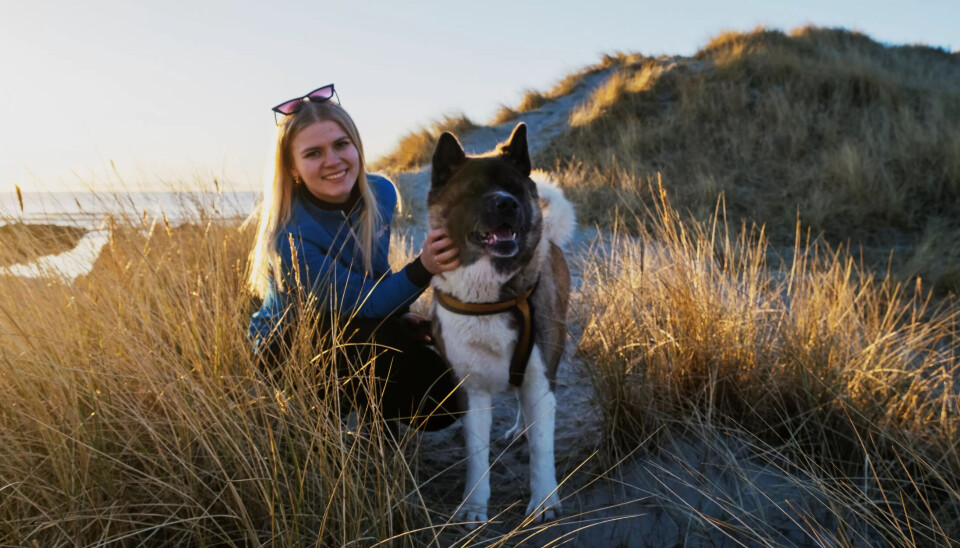VENNER: Luna og Jeanette Lea Romslo, leder av Fagforbundet Ung, gikk mye tur da den psykiske krisa kom, og går fortsatt mye på tur når hun er hjemme i Rogaland. Her er de på strendene ved Jæren i fjor høst. VENNER: Luna og Jeanette Lea Romslo, leder av Fagforbundet Ung, gikk mye tur da den psykiske krisa kom, og går fortsatt mye på tur når hun er hjemme i Rogaland. Her er de på strendene ved Jæren i fjor høst.