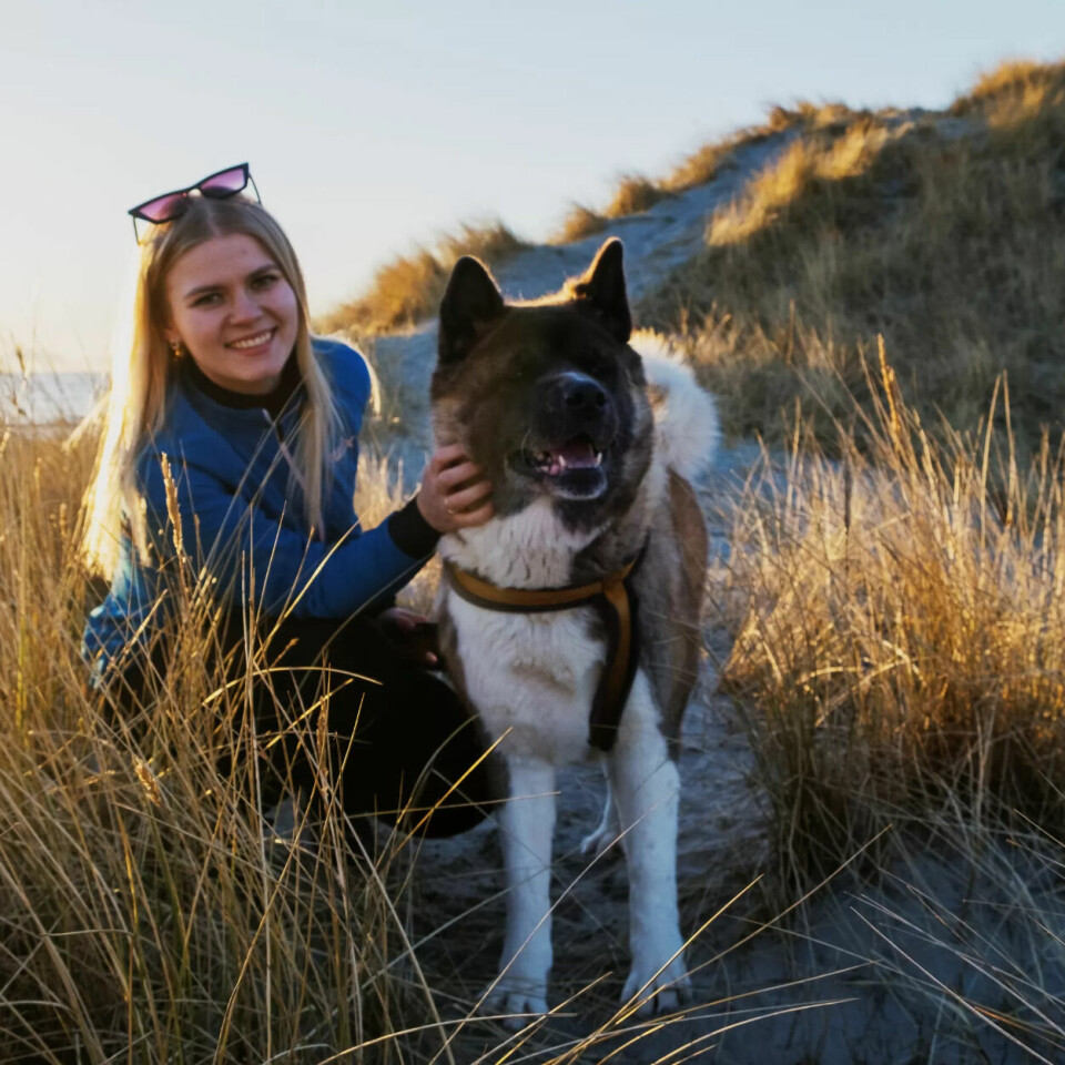 VENNER: Luna og Jeanette Lea Romslo, leder av Fagforbundet Ung, gikk mye tur da den psykiske krisa kom, og går fortsatt mye på tur når hun er hjemme i Rogaland. Her er de på strendene ved Jæren i fjor høst. VENNER: Luna og Jeanette Lea Romslo, leder av Fagforbundet Ung, gikk mye tur da den psykiske krisa kom, og går fortsatt mye på tur når hun er hjemme i Rogaland. Her er de på strendene ved Jæren i fjor høst.